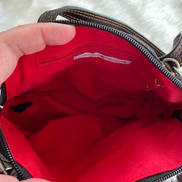 Tommy Hilfiger hand and purse/ crossbody - Picture 11 of 11